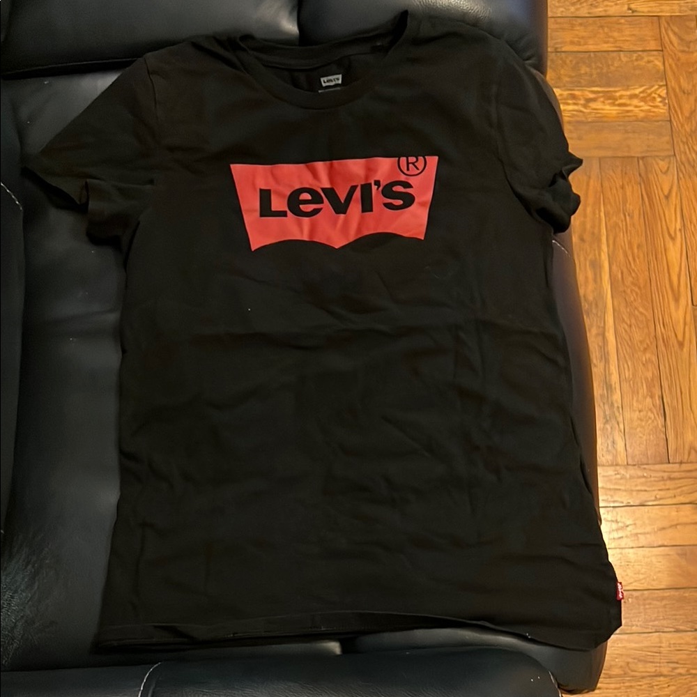 Levi's Black and Red women’s Short Sleeve Tee